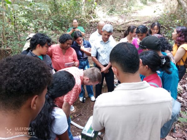 Medición de fotosíntesis en hojas con equipo LI-COR 6400XT en Panamá.
