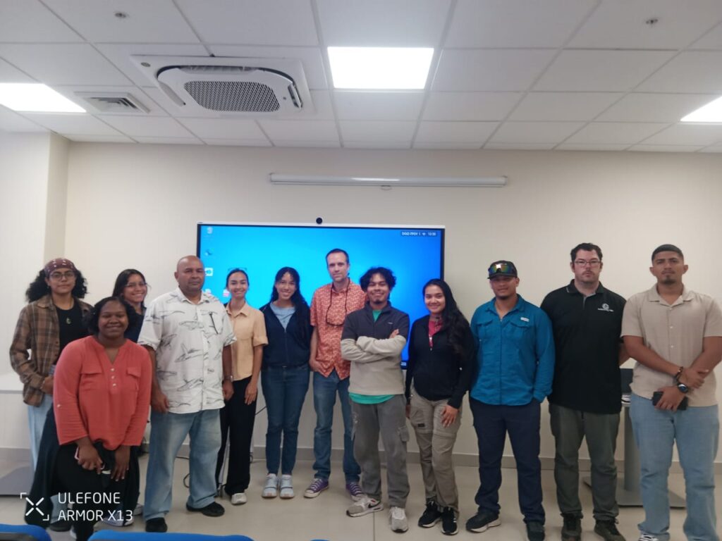 Kimberly McRae y Dr. Jaime González en capacitación de LI-COR 6400XT.