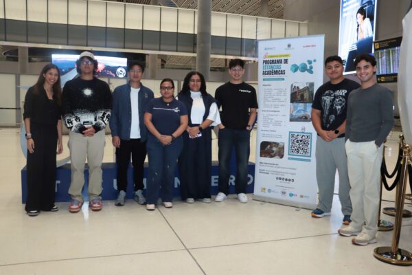 Ocho estudiantes universitarios panameños en el Aeropuerto de Tocumen antes de viajar a Chicago.