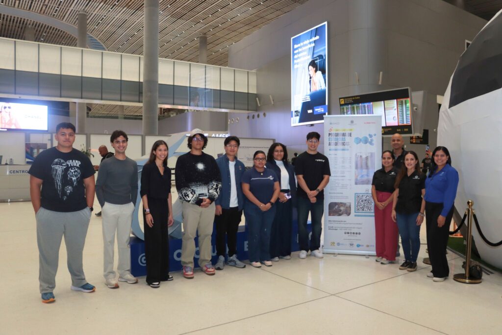Equipo de INDICATIC AIP y SENACYT despidiendo a los estudiantes en el aeropuerto.