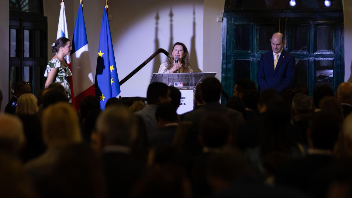 S.E. la Embajadora de Francia en Panamá, Sra. Aude de Amorim, dirigiéndose a los invitados durante la celebración del 14 de julio 2026 en el Museo Interoceánico del Canal de Panamá