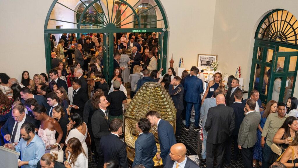 Invitados reunidos en el Museo Interoceánico del Canal de Panamá durante la celebración de la fiesta nacional francesa el 14 de julio 2026