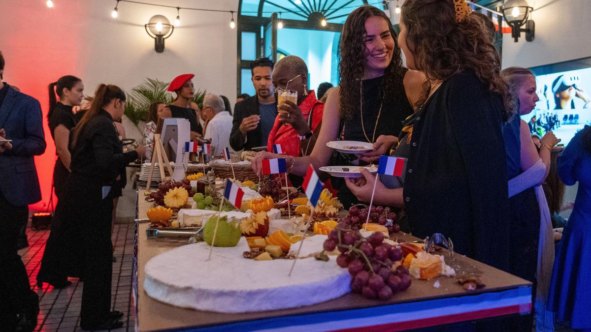 Propuesta gastronómica francesa con quesos y banderas de Francia en la celebración del 14 de julio 2026 en el Museo Interoceánico del Canal de Panamá