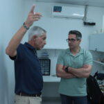 El Dr. Philippe Aniorté muestra las instalaciones del laboratorio de INDICATIC AIP al Dr. Richard Chbeir durante su visita.