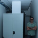 El Dr. Richard Chbeir en el cuarto de servidores de INDICATIC AIP durante su visita a Panamá