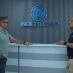 El Dr. Richard Chbeir y el Dr. Philippe Aniorté, director de INDICATIC AIP, en conversación frente al logo institucional