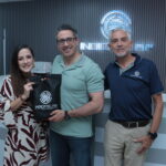 El Dr. Richard Chbeir recibe un kit institucional de INDICATIC AIP durante su visita a Panamá en 2026
