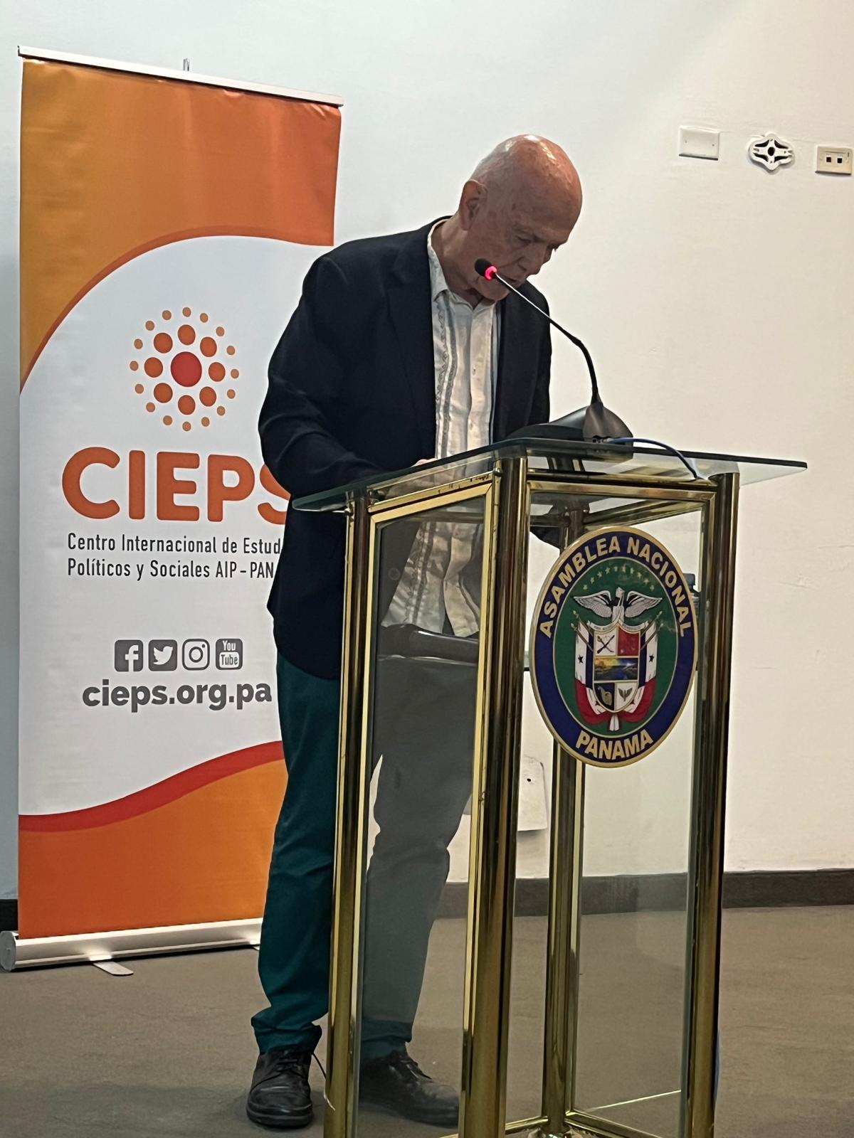 INDICATIC AIP foro servicios públicos Manuel Alcántara, director de CIEPS-AIP, en el Foro de Servicios Públicos
